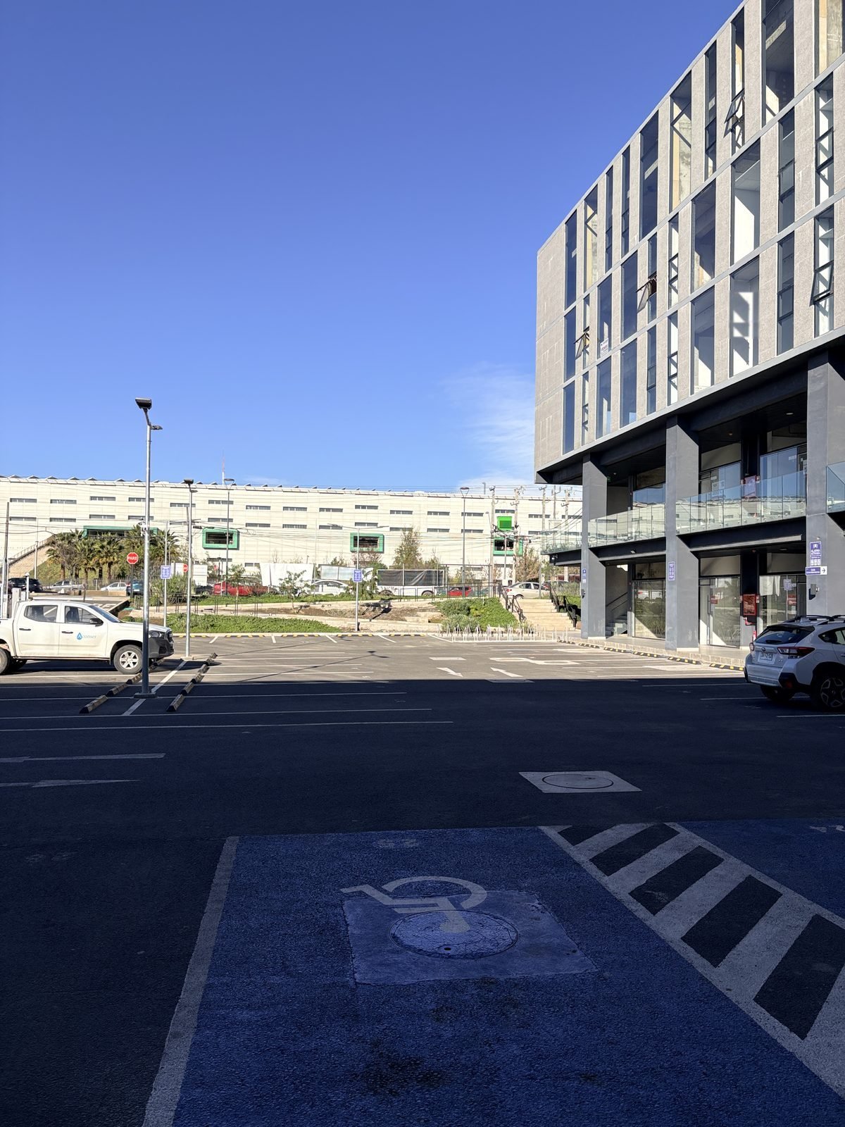 El edificio frente al Hospital Regional de Rancagua, con acceso peatonal directo