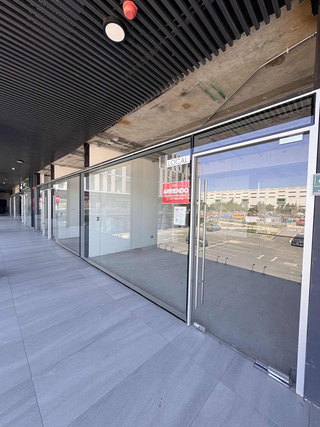 Corredor comercial del segundo piso con cielo de madera