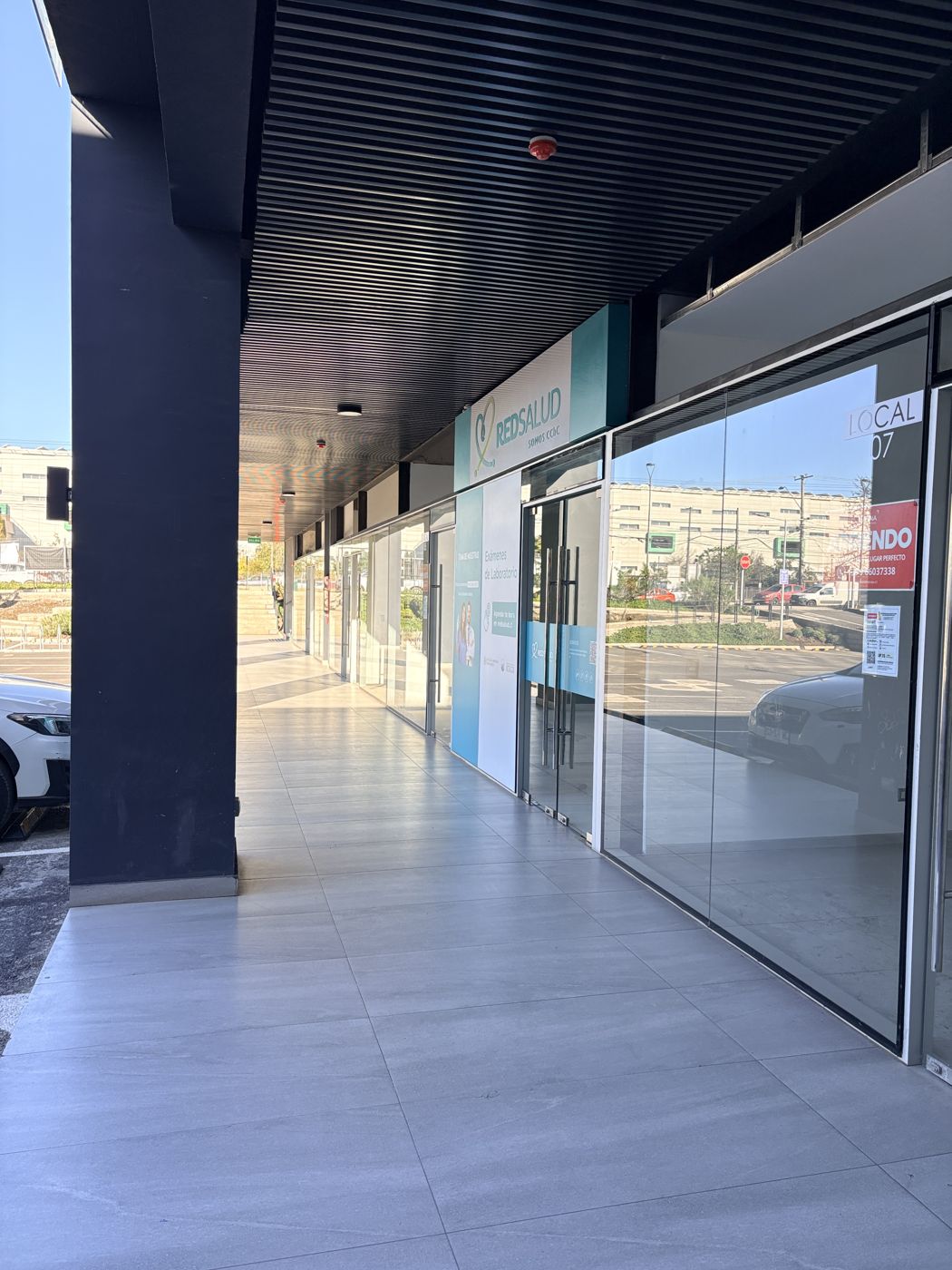Corredor de locales comerciales atendiendo público